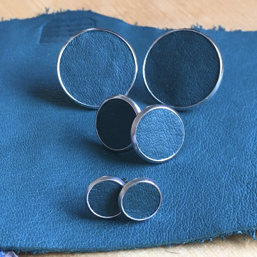 Clou d'oreilles bleu intense 