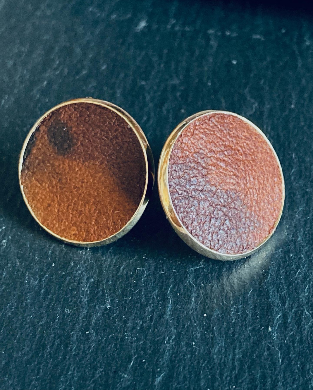 Clous d’oreilles cuir	 brun 