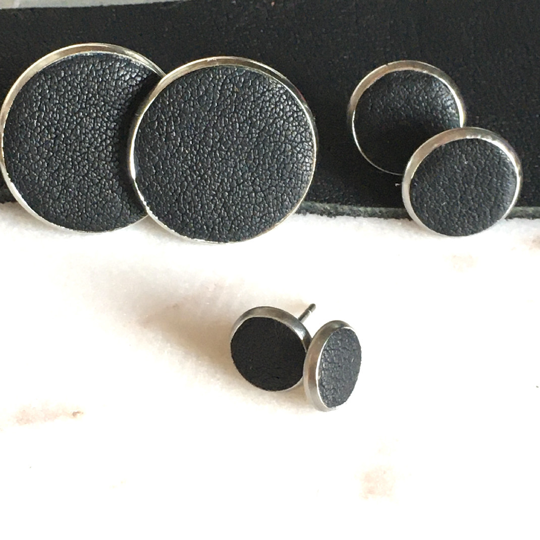 clou d'oreilles cuir noir 