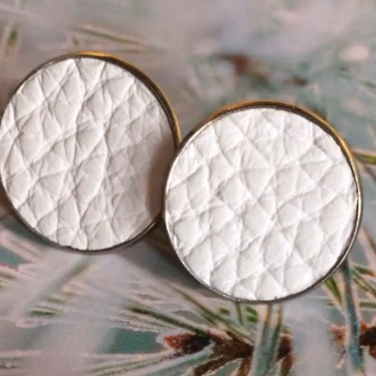 clou d'oreilles blanc
