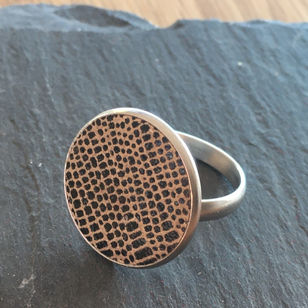 Bague cuir noir et beige