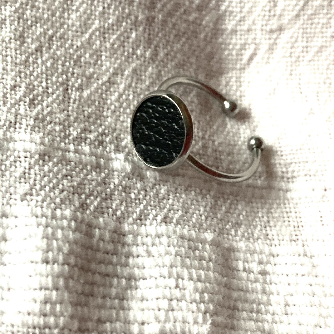 bague cuir noir 
